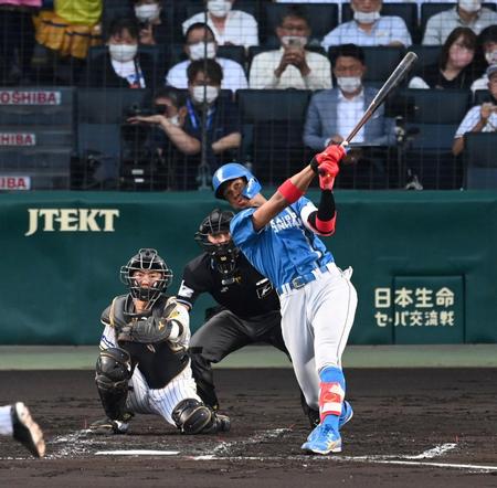 　３回、万波は左中間にソロを放つ（捕手・長坂）＝撮影・山口登