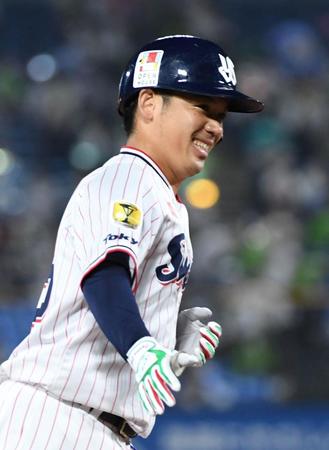 　５回、小川は左越えに６年ぶりの本塁打を放ち、笑顔で本塁へ向かう（撮影・佐藤厚）
