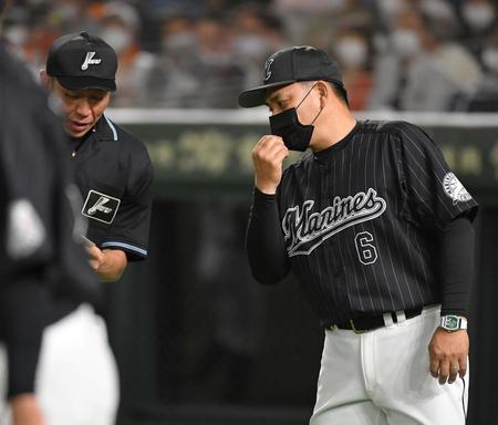 　６回、投手交代を球審に告げる井口監督（撮影・伊藤笙子）