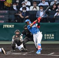 　３回、万波は左中間にソロを放つ（捕手・長坂）＝撮影・山口登