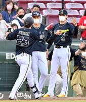 　２回、逆転２ランを放った伏見（左）を出迎える山崎福（右）＝撮影・立川洋一郎