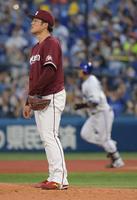 　１回、宮崎に先制の左越え２点本塁打を浴びる滝中（撮影・三好信也）