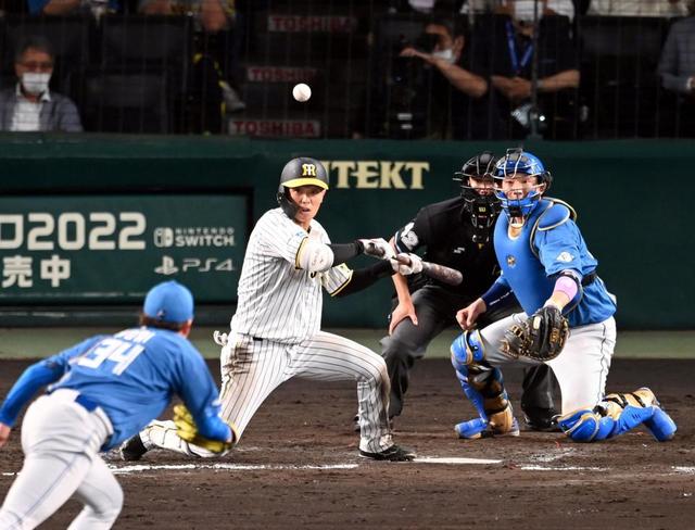 【写真】島田のスクイズにハムバッテリー慌て気味