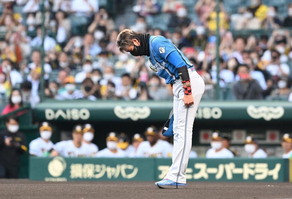 日本ハム・新庄ビッグボスが甲子園に一礼 メンバー交換直後、バック