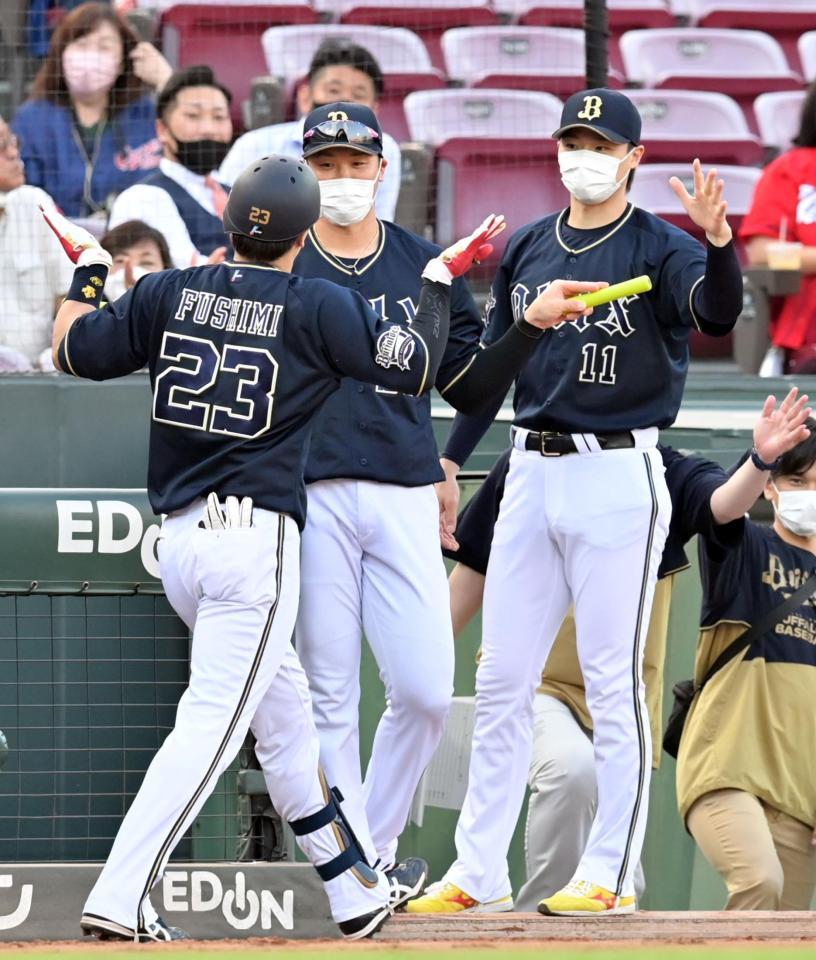 　２回、逆転２ランを放った伏見（左）を出迎える山崎福（右）＝撮影・立川洋一郎