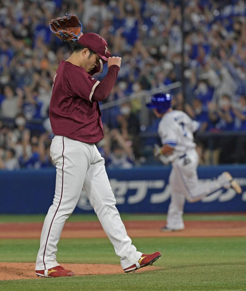 　３回、牧に３点本塁打を浴びる先発・滝中（撮影・三好信也）