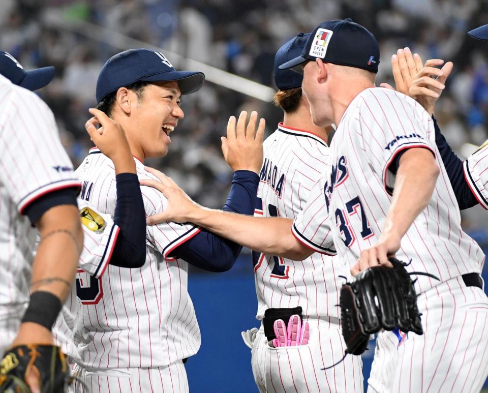 　８回無失点で３勝目を挙げ、マクガフ（右）に祝福される小川（撮影・佐藤厚）