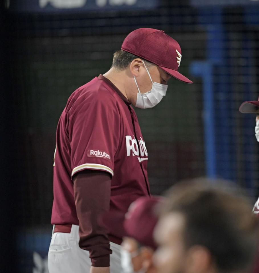 　ＤｅＮＡに完封負けを喫しがっくりの石井監督（撮影・三好信也）