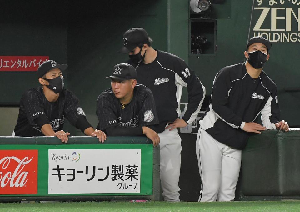 　初黒星を喫し、ベンチでうつむく佐々木朗（中央）＝撮影・伊藤笙子