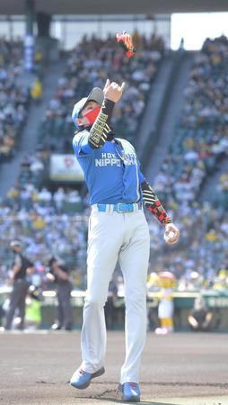 　試合前、自らのリストバンドにボールを入れ、スタンドに投げ入れる新庄ビッグボス（撮影・高部洋祐）