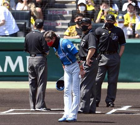 　メンバー表交換を終えた新庄ビッグボスはファンに一礼する（撮影・山口登）