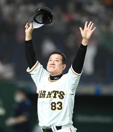 　試合に勝利し、スタンドのファンに手を振る原監督（撮影・高石航平）