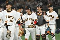 　ロッテに連勝し、笑顔の増田陸（中央）ら巨人ナイン