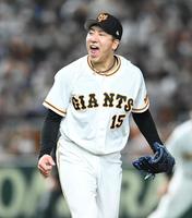 　９回、安田を三振に仕留めほえる大勢（撮影・高石航平）