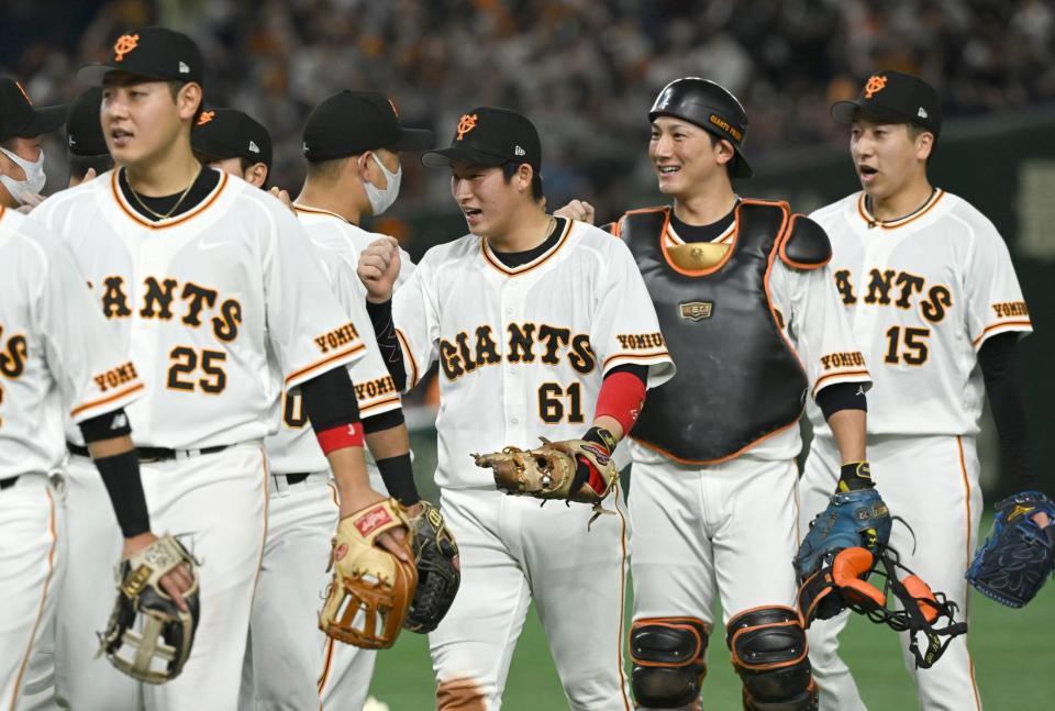 　ロッテに連勝し、笑顔の増田陸（中央）ら巨人ナイン