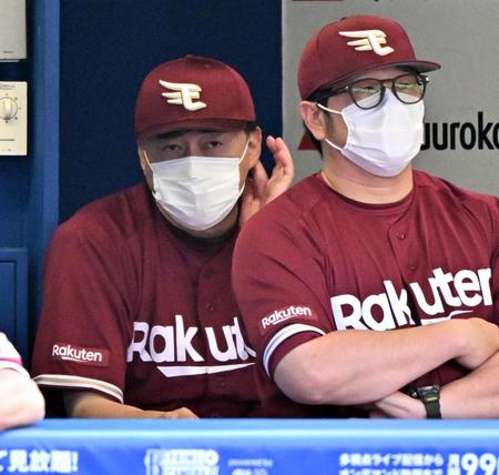 　８回、険しい表情で試合を見つめる石井監督（左）