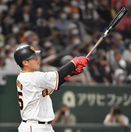 　５回、右中間へ２ランを放つ岡本和（撮影・伊藤笙子）