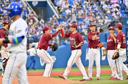 勝利し、ハイタッチで喜ぶ決勝２ランの浅村（中央右）ら楽天ナイン