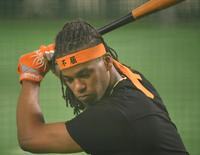 　“不屈”ハチマキを巻いて練習をするウォーカー（撮影・伊藤笙子）