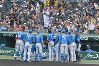 試合前、ベンチ前で記念写真に納まる日本ハム・新庄剛ビッグボス（中央）ら日本ハムナイン＝甲子園（撮影・高部洋祐）