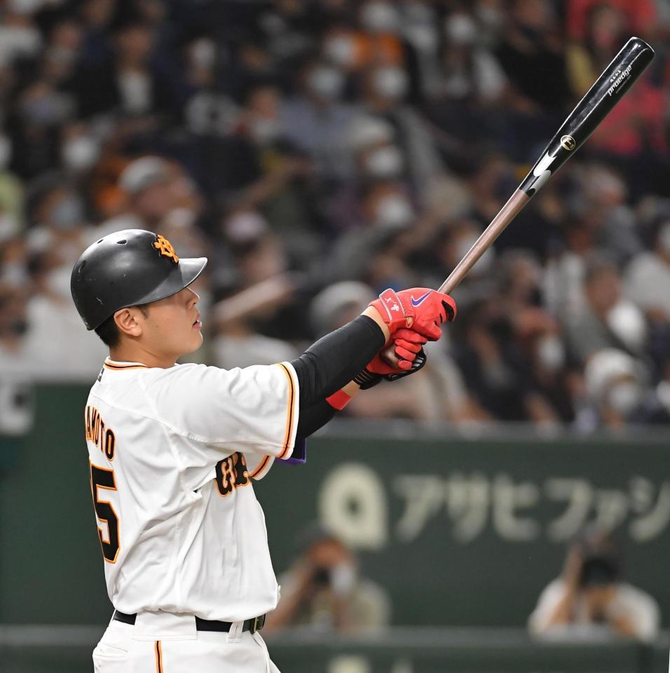 　５回、右中間へ２ランを放つ岡本和（撮影・伊藤笙子）