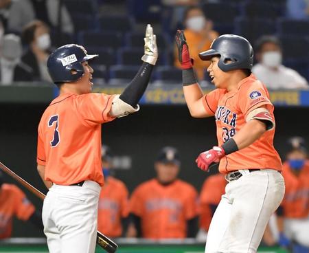 ８回、左越えソロを放った静岡大・竹田龍平（右）＝撮影・伊藤笙子