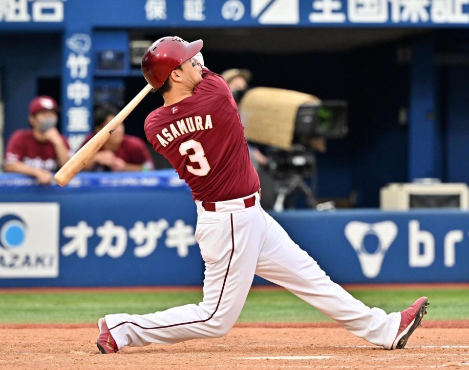 　９回、右中間２ランを放つ浅村