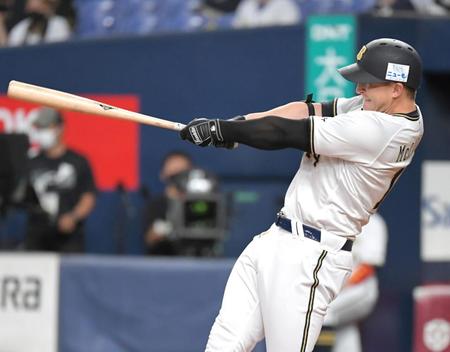 　４回、ソロを放つマッカーシー（撮影・北村雅宏）