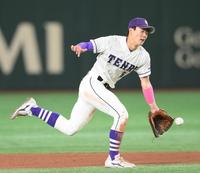 ７回、好守備を見せる天理大・友杉篤輝＝東京ドーム（撮影・堀内翔）
