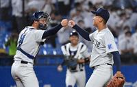 　完封勝利を収めた九州共立大・稲川（右）＝撮影・佐々木彰尚