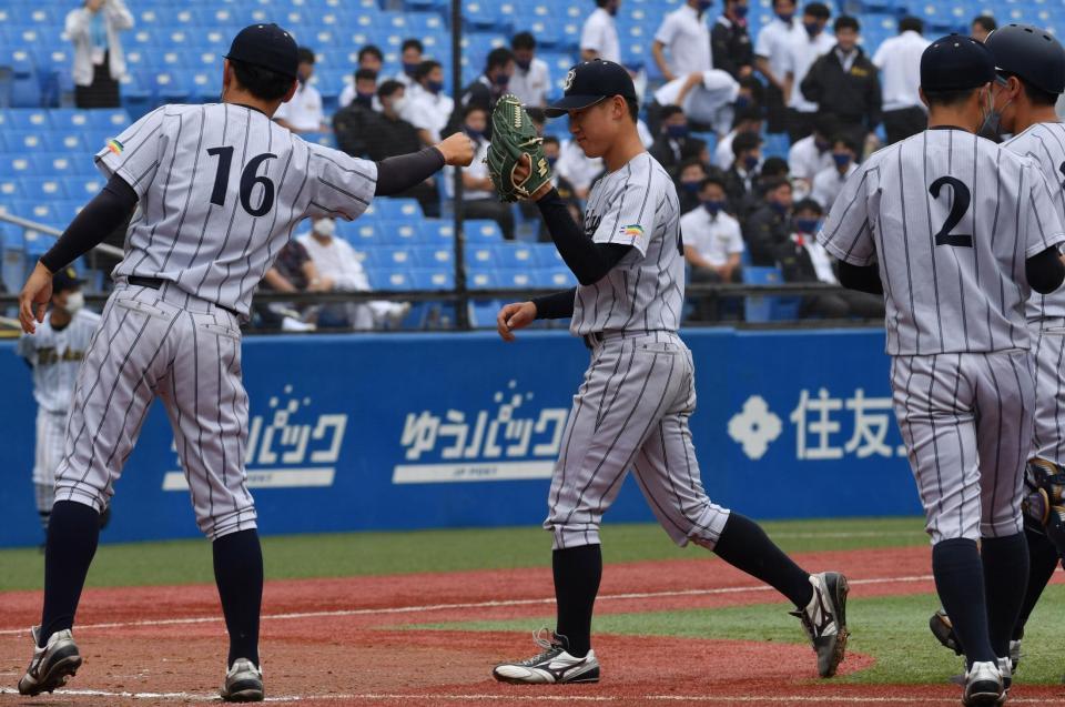 東海大を破り喜ぶ仏教大・木村＝神宮（撮影・佐々木彰尚）