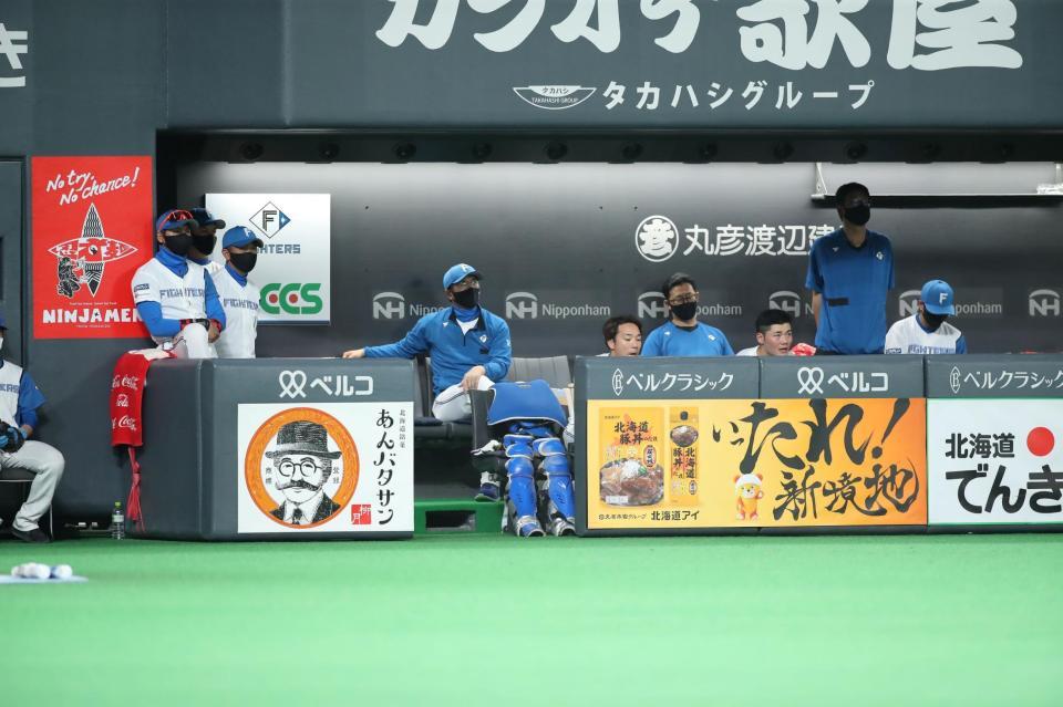 　９回、試合を見つめる新庄ビッグボス（左端）ら日本ハムベンチ（撮影・中島達哉）
