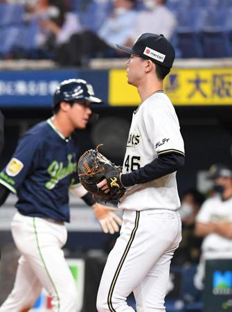 ８回、村上に勝ち越しとなる適時打を浴び、山田の生還を許した本田（撮影・北村雅宏）