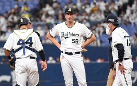 ５回、山崎に同点となる２点適時打を浴びたワゲスパック（中央）＝撮影・北村雅宏