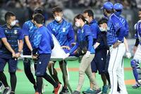 ３回、足を負傷し、担架で運ばれる上茶谷（撮影・中島達哉）