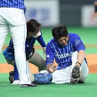 ３回、足を負傷した上茶谷（右）＝撮影・中島達哉