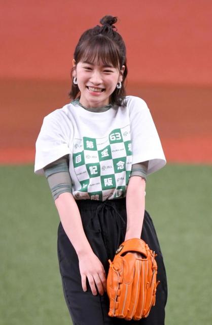 川栄李奈が始球式　ワンバン投球に「ノーバウンドで投げたい」宝塚記念ナイター