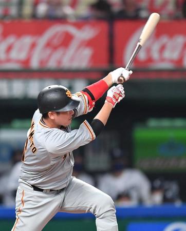 　３回、左前に先制打を放つ坂本（撮影・西岡正）