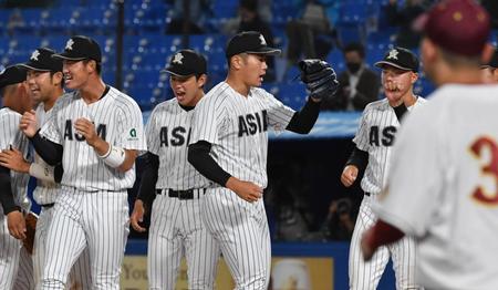 　名城大を破り４強進出を決めて喜ぶ亜大・青山（中央）らナイン（撮影・佐々木彰尚）