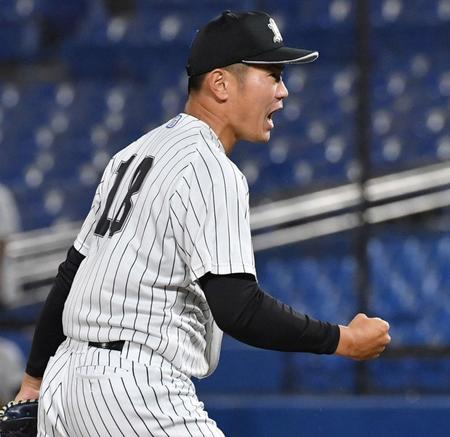 　９回、代打・椎木を見逃し三振に仕留め叫ぶ亜大・青山（撮影・佐々木彰尚）