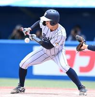 延長１０回、バントで相手のエラーを誘いサヨナラを呼び込んだ仏教大・沢嵜（撮影・高石航平）