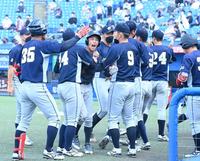 　９回、上武大・山下のゴロの間に三走が生還し同点、歓喜するナイン（撮影・高石航平）