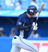 　９回、この回２打席目で２打席連続死球を受ける上武大・小山（撮影・高石航平）