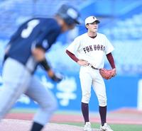 　９回、勝ち越しを許す押し出し四球を許し厳しい表情の福岡大・斎藤（撮影・高石航平）