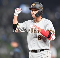 　３回、先制打を放ち、ベンチへ向かってガッツポーズの坂本（撮影・西岡正）