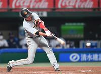 　３回、左前に先制打を放つ坂本（撮影・西岡正）