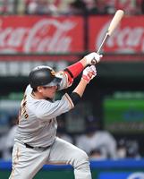 　３回、左前に先制打を放つ坂本（撮影・西岡正）