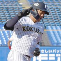 　１回、右越えに３ランを放ち悠々と走る東日本国際大・上崎（撮影・佐々木彰尚）