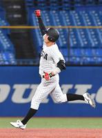　６回、中越えに同点ソロを放ち、喜ぶ亜大・山下（撮影・佐々木彰尚）