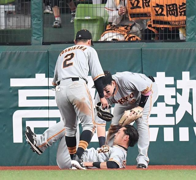 勝利目前で巨人にアクシデント 飛球追い立岡が丸と交錯し左膝 勝利目前で巨人にアクシデント 飛球追い立岡が丸と交錯し左膝